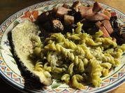 Una foto de fusilli con salchicha