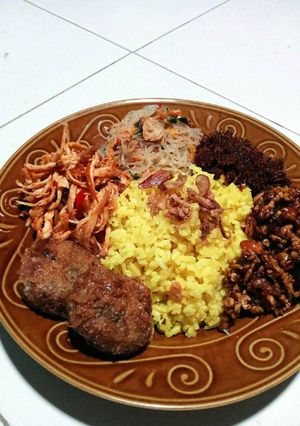 Foto resep Seporsi nasi kuning lengkap