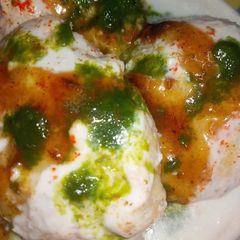 A picture of Dahi bhalle.