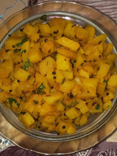 બટાકા નું શાક (Bataka Shak Recipe In Gujarati) રેસીપી મુખ્ય ફોટો