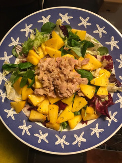 Una foto de Ensalada con atún y melocotón