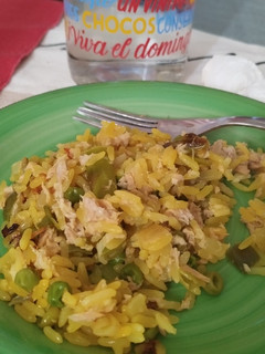 Una foto de Arroz con verduras y atún