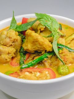 รูปของ แกงเขียวหวาน ไก่ กะทิแตกมันสวย มะเขือไม่ดำ😊