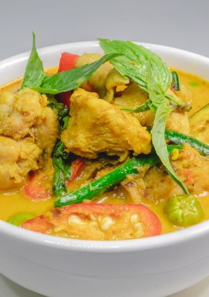 รูปของ แกงเขียวหวาน ไก่ กะทิแตกมันสวย มะเขือไม่ดำ😊