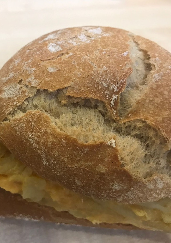 Una foto de Bocadillo de tortilla de patatas y cebolla