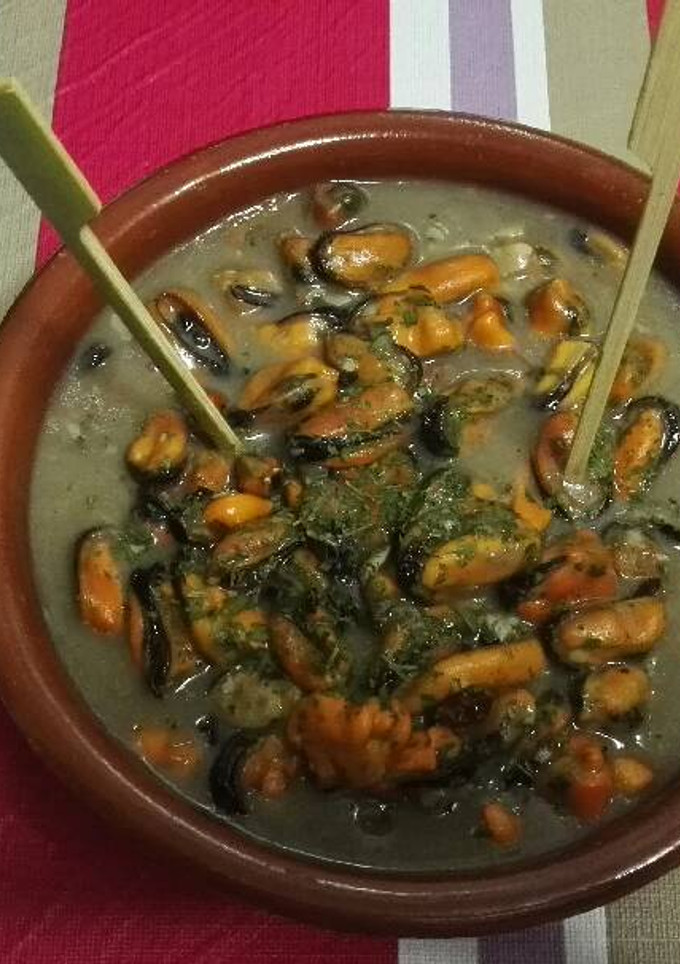 Una foto de Mejillones en salsa verde
