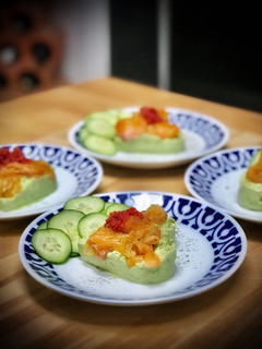 Una foto de Timbal de aguacate y salmón marinado