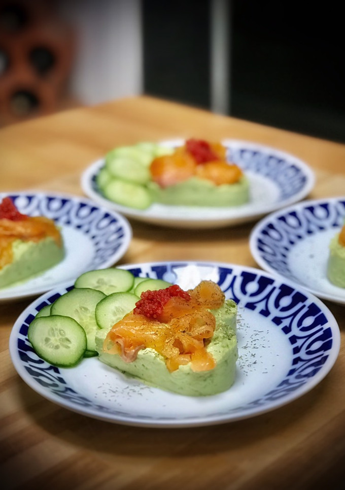 Una foto de Timbal de aguacate y salmón marinado