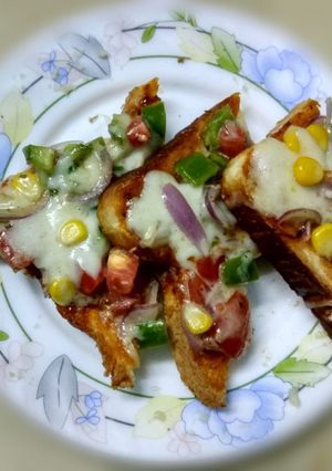 A picture of Hot & Cheesy Bread Pizza in 5 Mins.