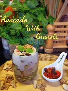 Foto resep Avocado With granola