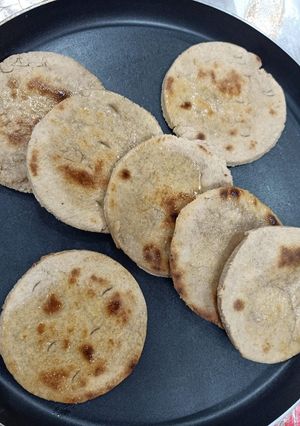બિસ્કિટ ભાખરી (Biscuit Bhakhri Recipe In Gujarati) રેસીપી મુખ્ય ફોટો