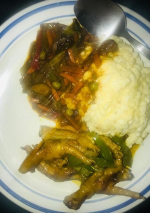 A picture of Cream samp &chicken feet with veggies.