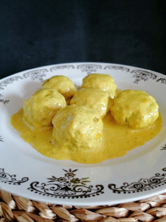 Una foto de Albóndigas de berenjena y soja con salsa de curry