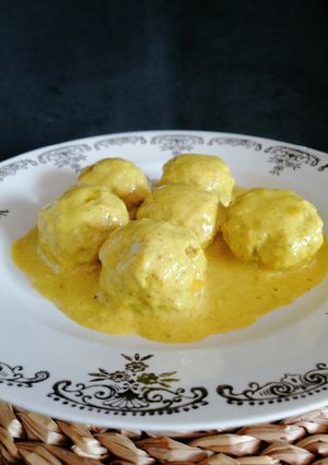 Una foto de Albóndigas de berenjena y soja con salsa de curry