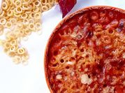 Una foto di pasticcio di pasta