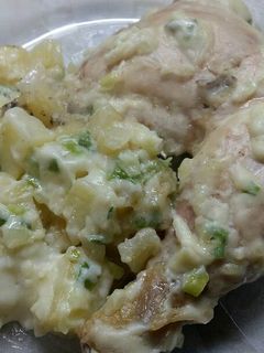 Una foto de Pollo al horno con salsa de verdeo (sin crema de leche)