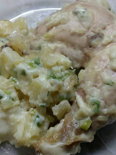Una foto de Pollo al horno con salsa de verdeo (sin crema de leche)