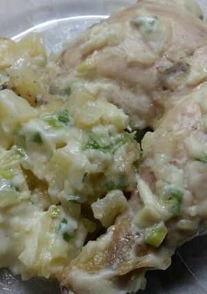 Una foto de Pollo al horno con salsa de verdeo (sin crema de leche)