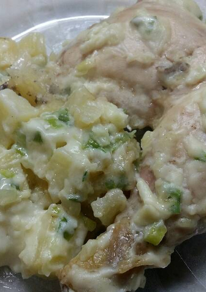 Una foto de Pollo al horno con salsa de verdeo (sin crema de leche)