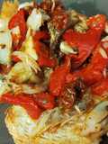 Tostas de capellán y tomates secos