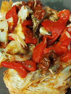 Una foto de Tostas de capellán y tomates secos