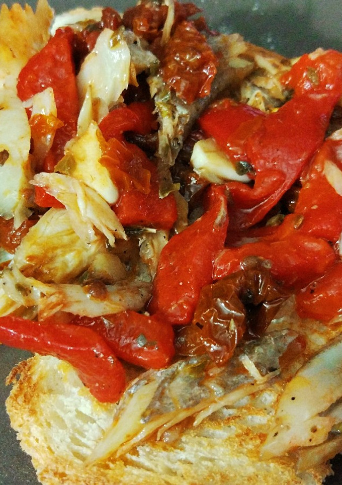 Una foto de Tostas de capellán y tomates secos