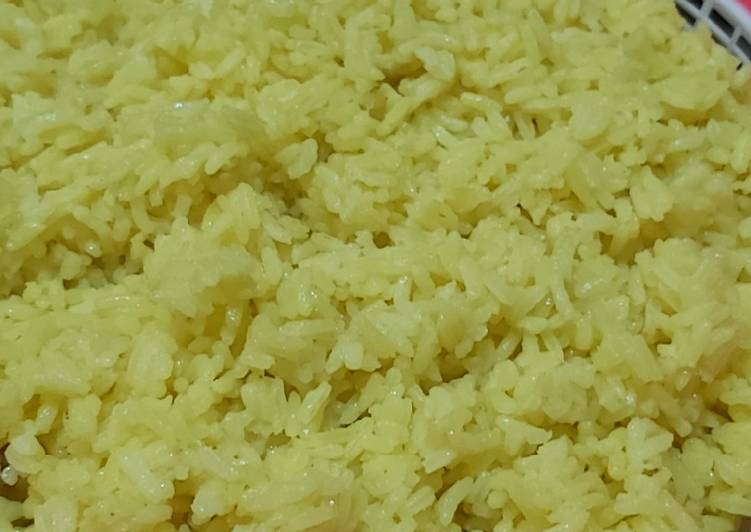 Nasi kuning dimasak di kompor