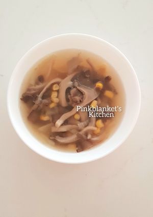 A picture of Oyster Mushroom Clear Soup.