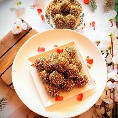 A picture of Til,gud suji ladoo.