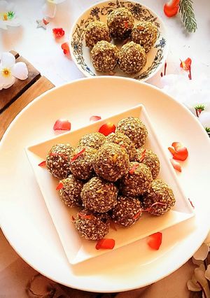 A picture of Til,gud suji ladoo.