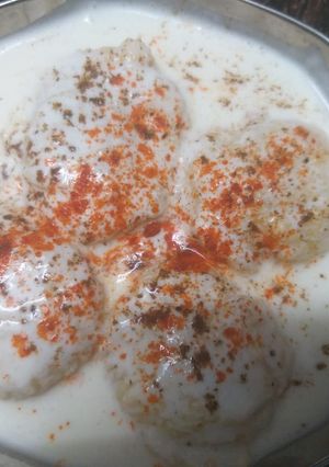 A picture of Dahi vada.