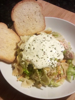 Una foto de Ensalada de pasta y salmón