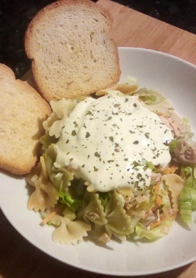 Una foto de Ensalada de pasta y salmón