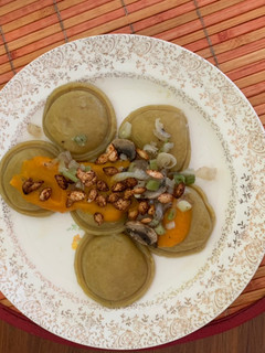 Una foto de Sorrentinos veganos de calabaza y cúrcuma otoñales 🎃