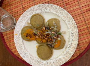 Una foto de Sorrentinos veganos de calabaza y cúrcuma otoñales 🎃