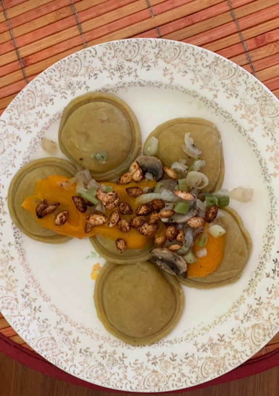 Una foto de Sorrentinos veganos de calabaza y cúrcuma otoñales 🎃