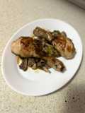Muslos de pollo estilo oriental con menestra de mix setas y ajetes