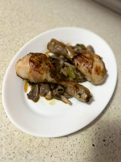 Una foto de Muslos de pollo estilo oriental con menestra de mix setas y ajetes