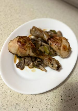 Una foto de Muslos de pollo estilo oriental con menestra de mix setas y ajetes