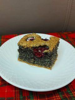 Könnyed meggyes-mákos sütemény laktózmentesen recept fotója