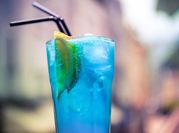 Una foto de vodka azul