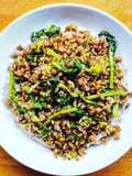 Segale e cime di rapa su purè di cavolfiore al vapore