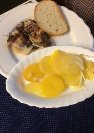 Csirkemáj baconben, hagymás vörösáfonya ágyon recept fotója