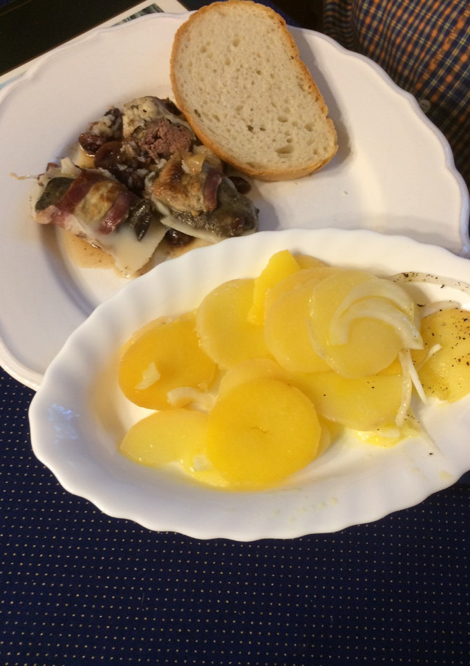 Csirkemáj baconben, hagymás vörösáfonya ágyon recept fotója