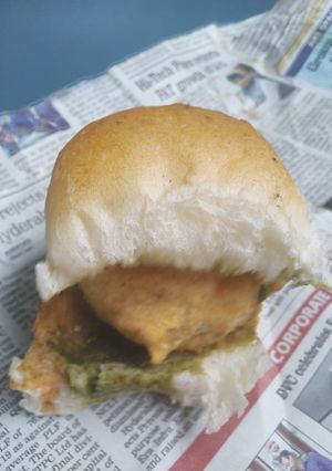 वड़ा पाव (Vada Pav recipe in Hindi) रेसिपी मुख्य फोटो