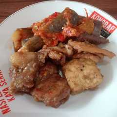 รูปของ Sambel terong dan lawuhan panggang gurih ala klaten