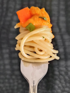 Una foto de Espagueti con crema de zanahoria y cilantro