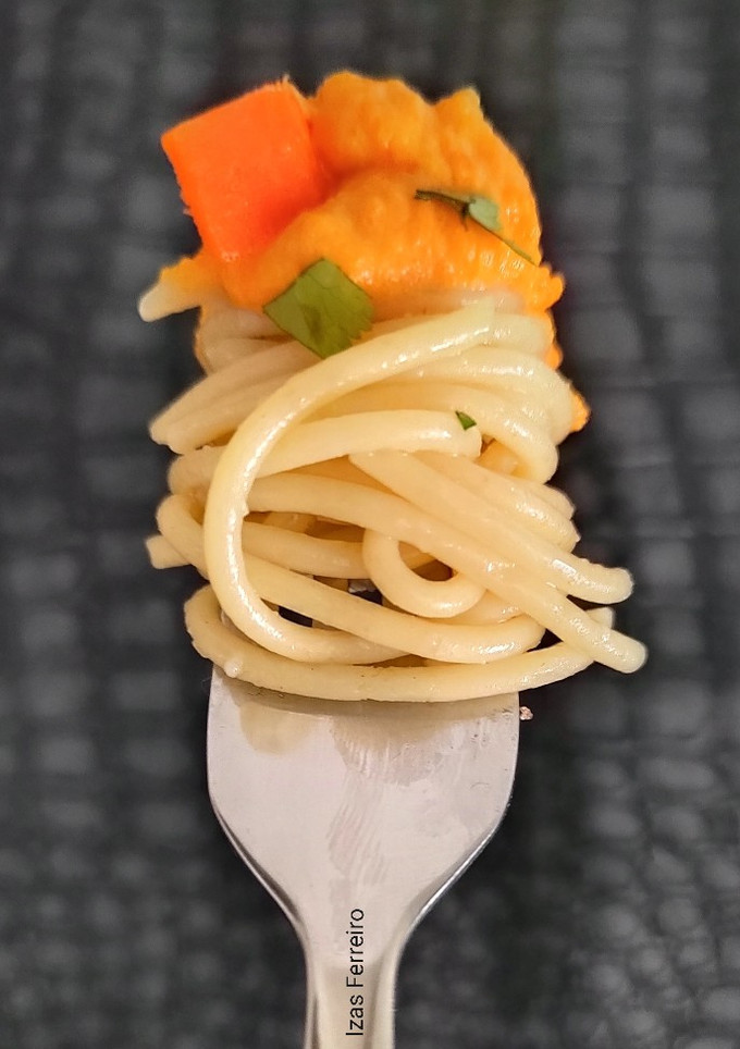 Una foto de Espagueti con crema de zanahoria y cilantro
