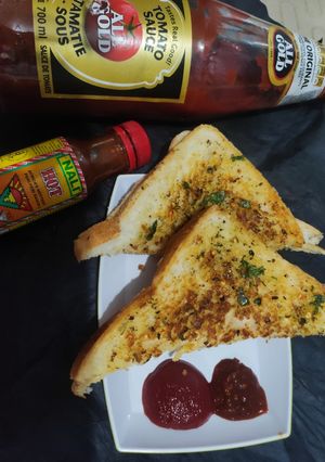 A picture of Garlic bread toasted sandwich.