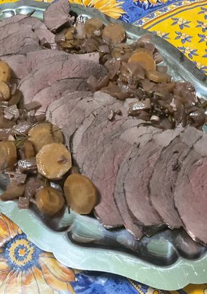 Une photo de Rôti de cerf mariné au vin, légumes et herbes